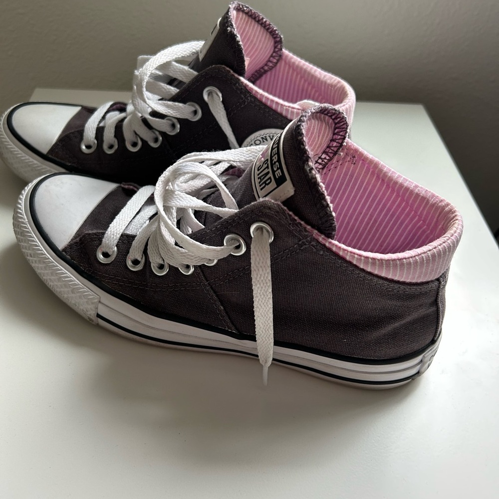Converse Sneakers in Dark Grey and Pink